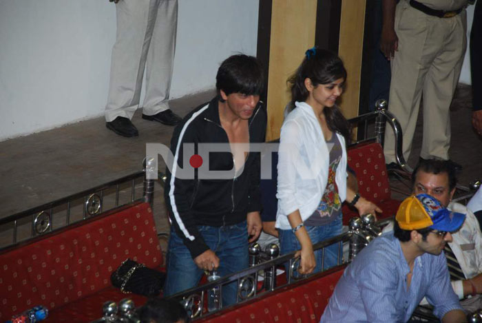 SRK\'s day out with Gauri and kids