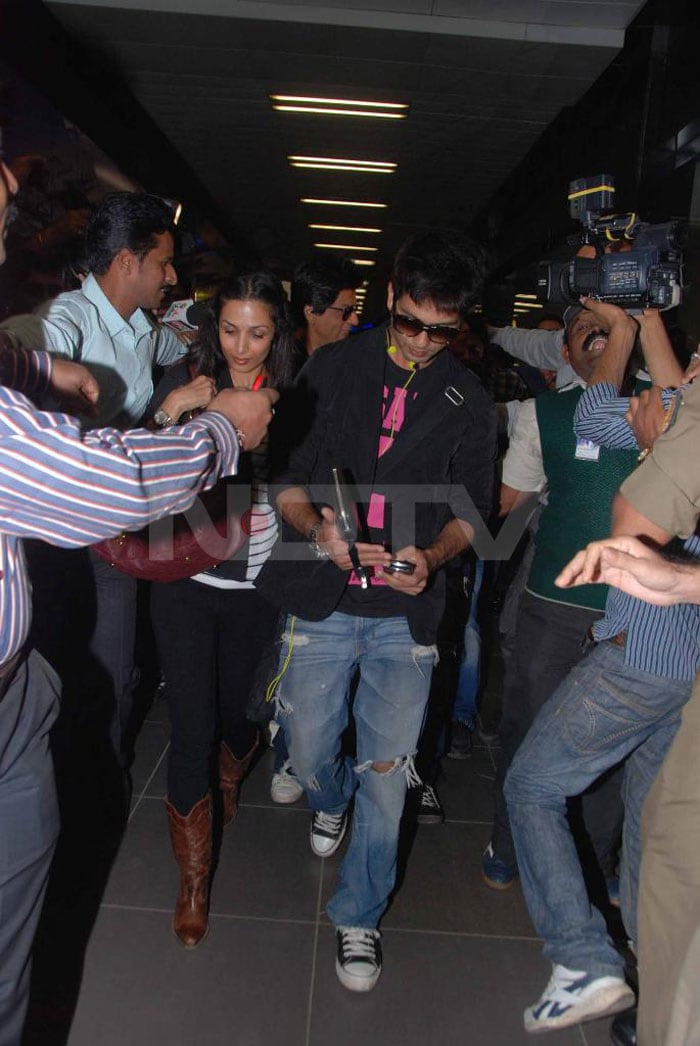 SRK, Shahid Priyanka return from Durban