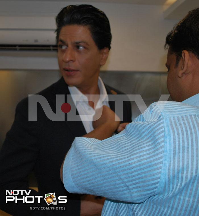 Exclusive: Shah Rukh visits NDTV, does the Lungi Dance
