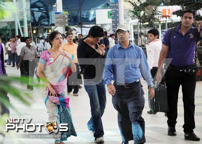 Jetsetting SRK flies back to Mumbai