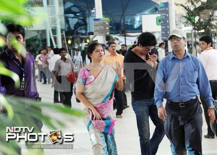 Jetsetting SRK flies back to Mumbai