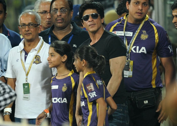 SRK and daughter Suhana cheer for KKR