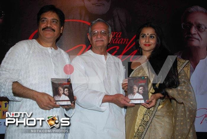 SRK unveils book on Devdas, Vidya\'s date with Gulzar