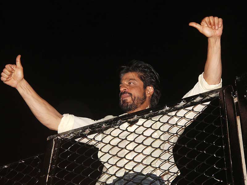 SRK Fever in Mumbai. At Home, Birthday Cake With Gauri and the Kids