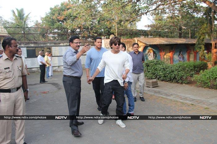 Shah Rukh, Abhishek Attend Nikhil Dwivedi\'s Father\'s Funeral