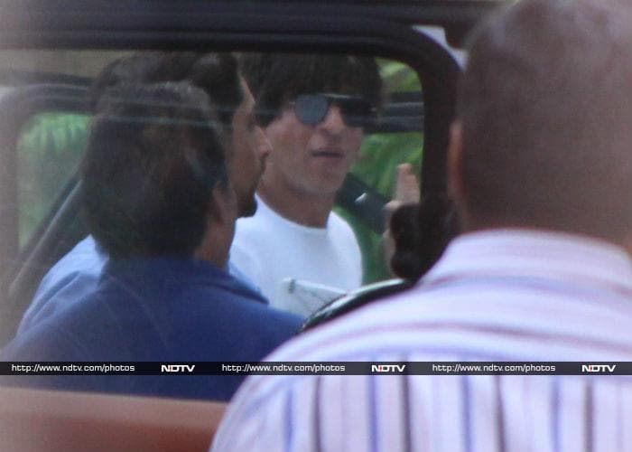 Tracking Shah Rukh Khan And AbRam\'s Whereabouts