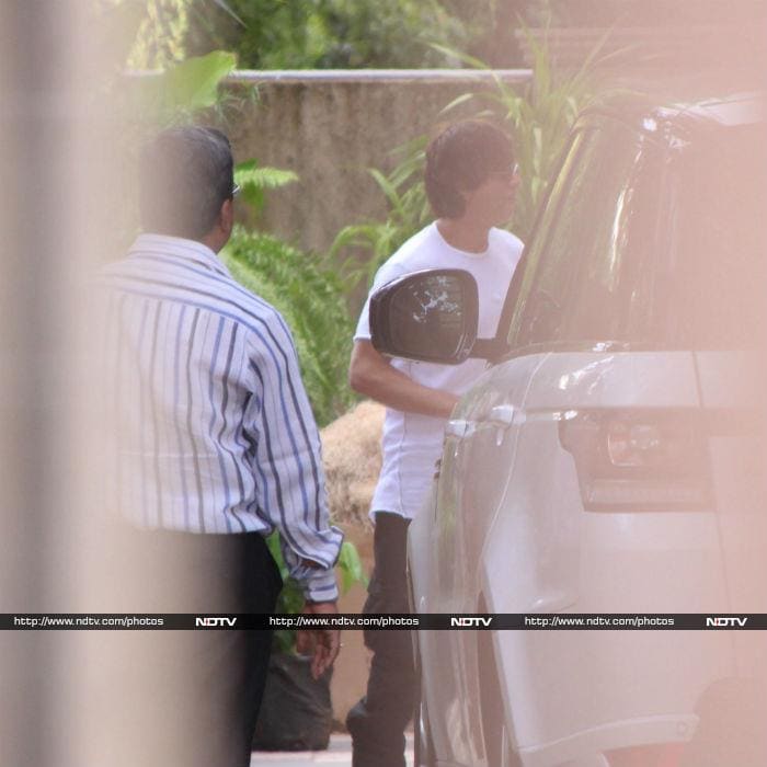 Tracking Shah Rukh Khan And AbRam\'s Whereabouts