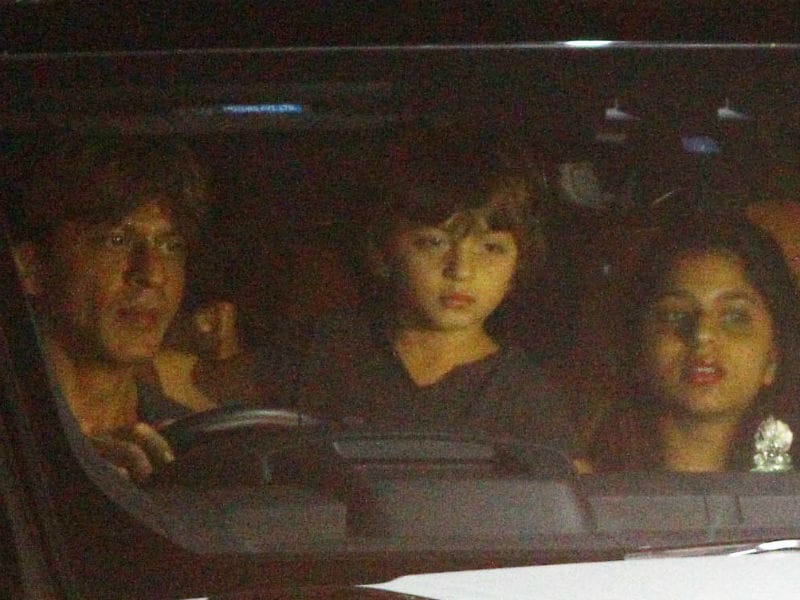 Photo : Make Way For Shah Rukh Khan, Suhana And AbRam, Please