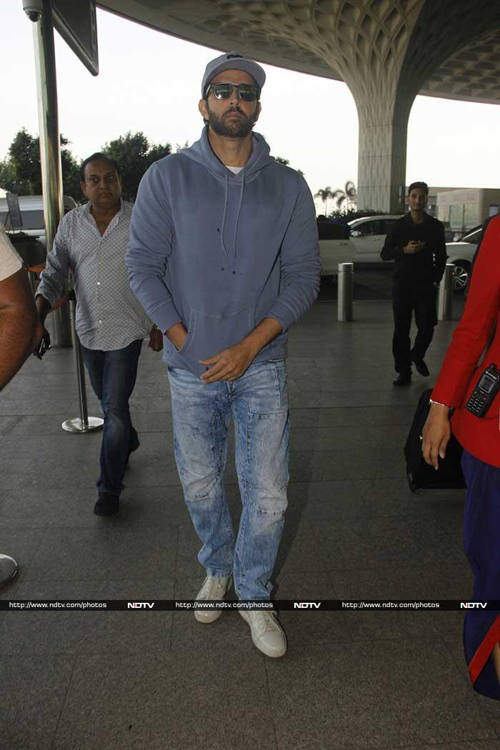 Shah Rukh Khan Leads Star Trek At Airport