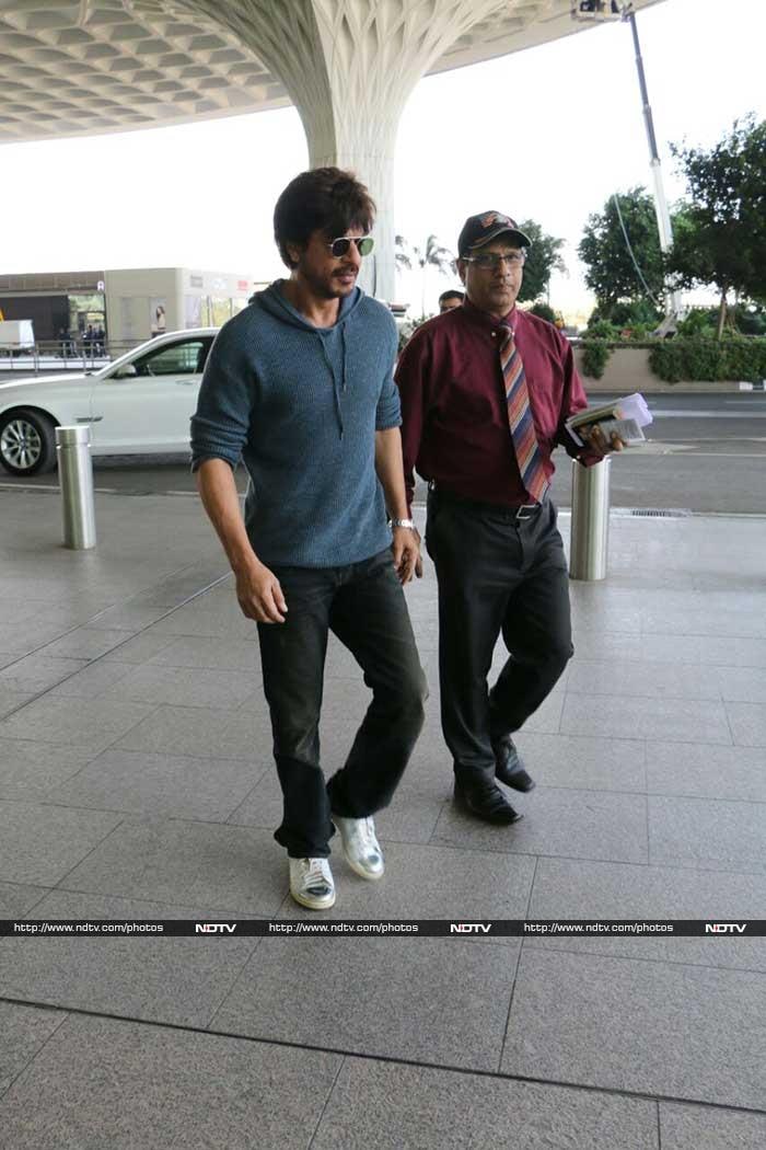Shah Rukh Khan Leads Star Trek At Airport