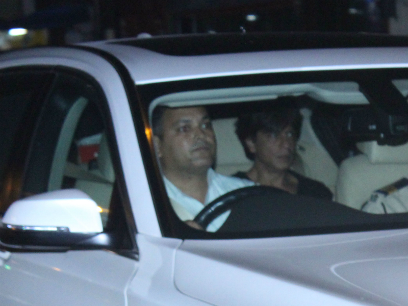 पत्नी के नए स्टोर पहुंचे शाहरुख खान