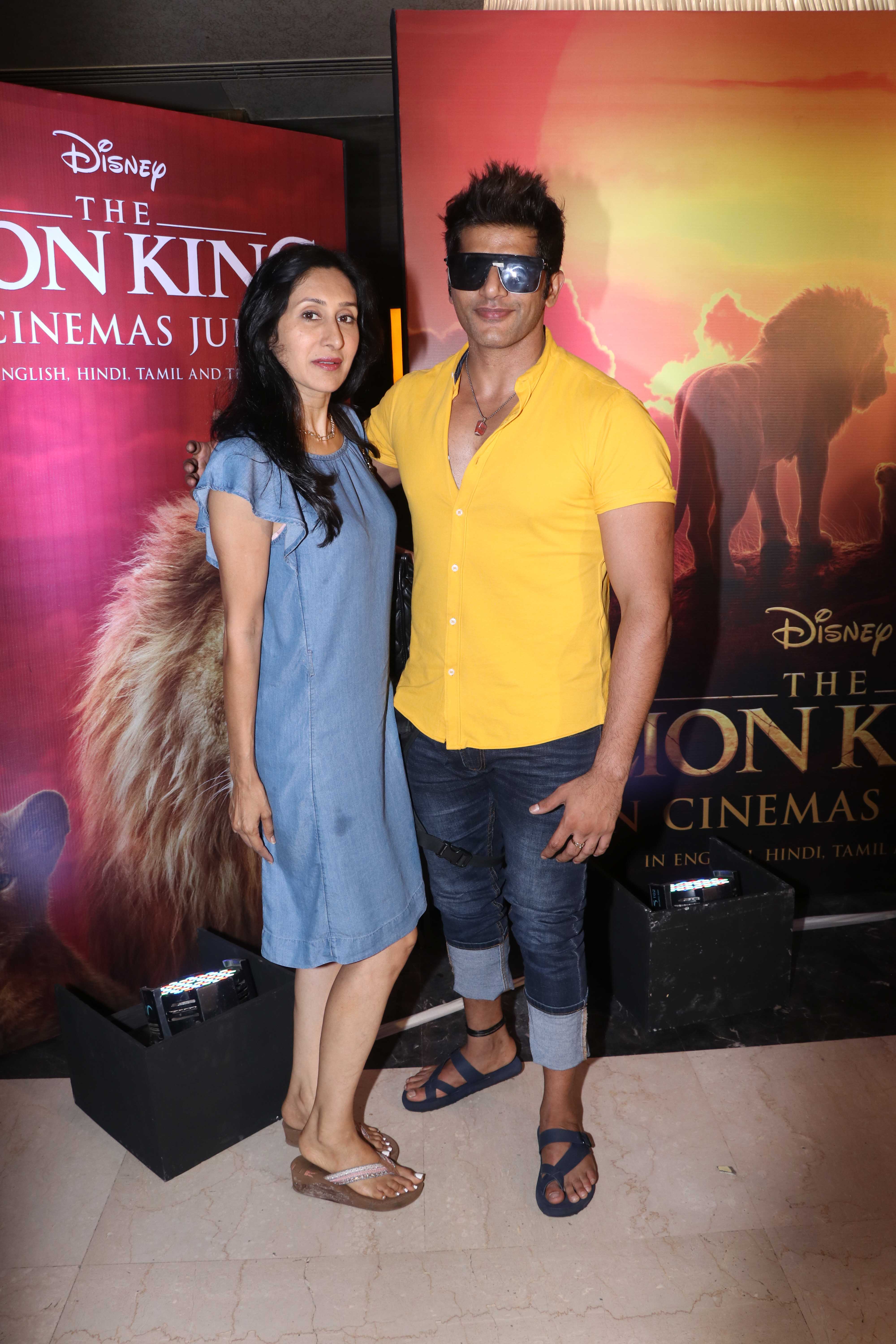 Fam-Jam At The Lion King Screening: Shah Rukh And Aryan Take Along Abram, Suhana, Gauri