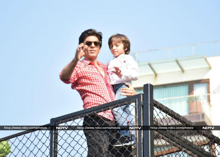 आर्यन खान के घर आने की खुशी में जगमगाया शाहरुख का बंगला 'मन्नत', देखें Photos और Video आर्यन खान के घर आने की खुशी में जगमगाया शाहरुख का बंगला 'मन्नत', देखें Photos और Video