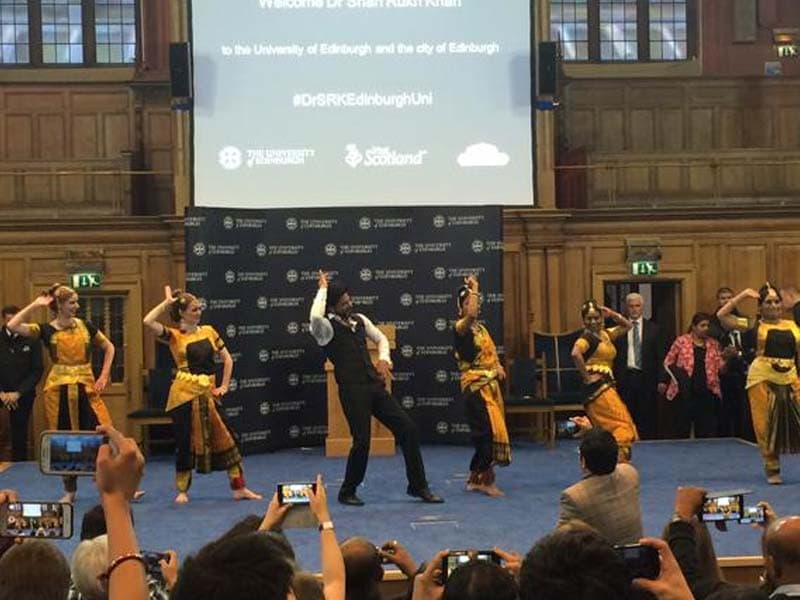 Photo : Edinburgh's Date With Shah Rukh Khan Ended with a Lungi Dance