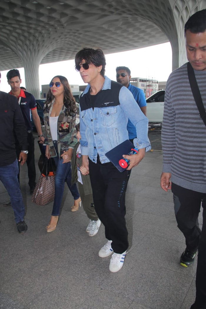 Shah Rukh Khan, Gauri And AbRam\'s Stylish Airport Diaries