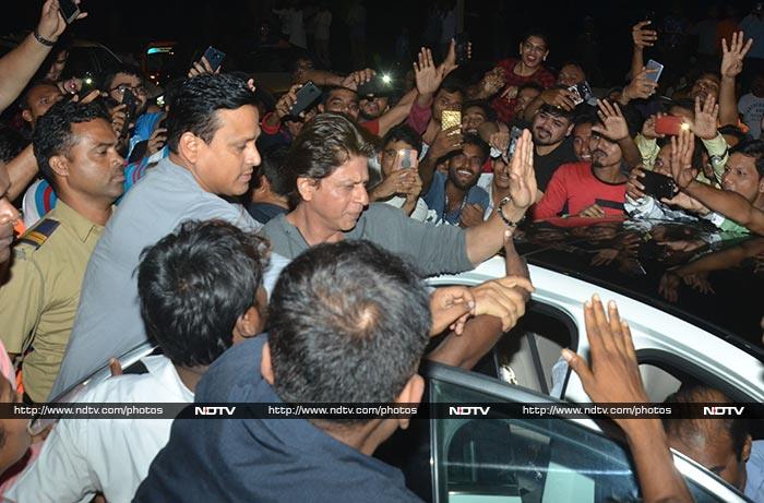 Look at the huge crowd that gathered to get a glimpse of SRK as he left the party.