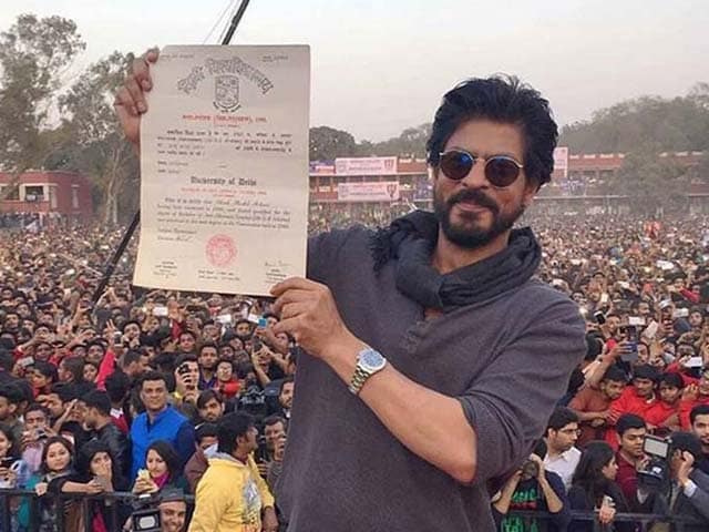Photo : SRK Officially Graduates.  Fan Fever Grips Hansraj College