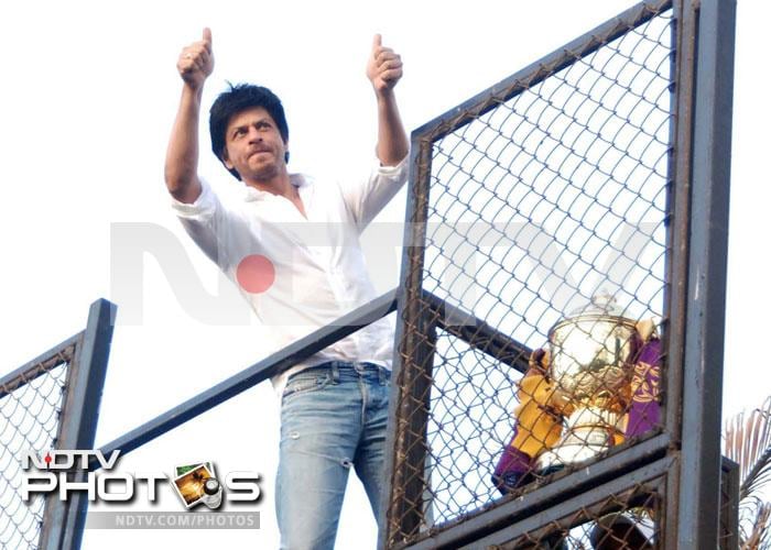 SRK celebrates KKR\'s victory with fans