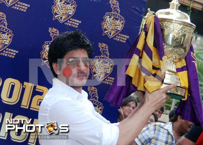 SRK celebrates KKR\'s victory with fans