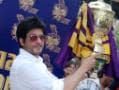 Photo : SRK celebrates KKR's victory with fans