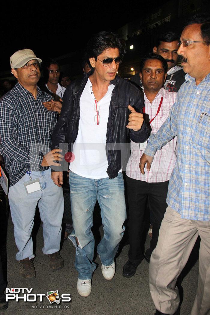 SRK tries to make his way through to the entrance.