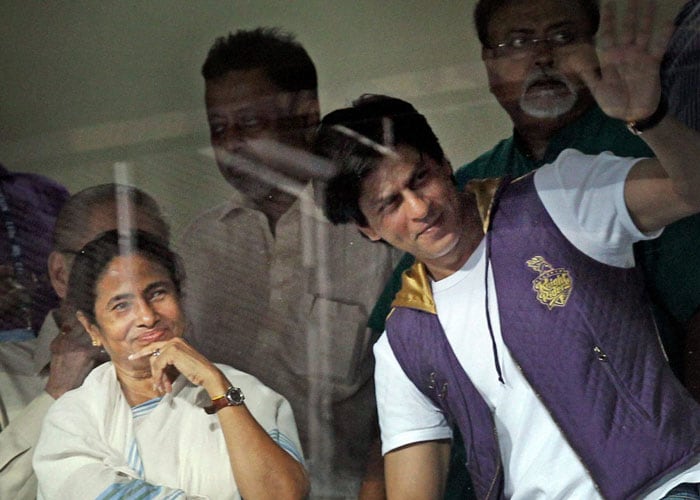 SRK cheered by Eden Gardens crowd