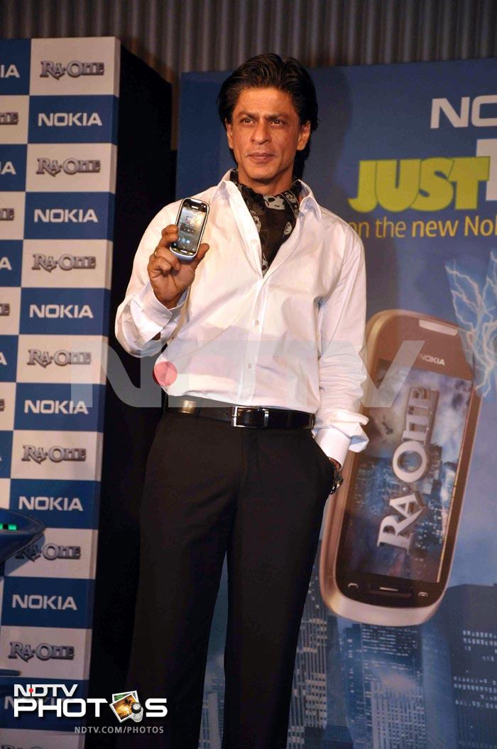 G.One\'s gadget: SRK unveils phone