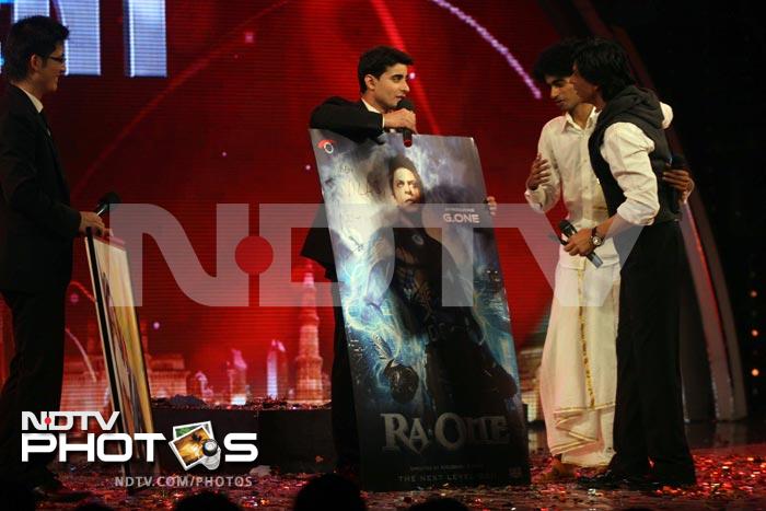 The actor in turn presented the contestant with an autographed poster from his film <i>Ra.One</i>. <br><br>
Coming up: A.R Rahman turns brand ambassador...