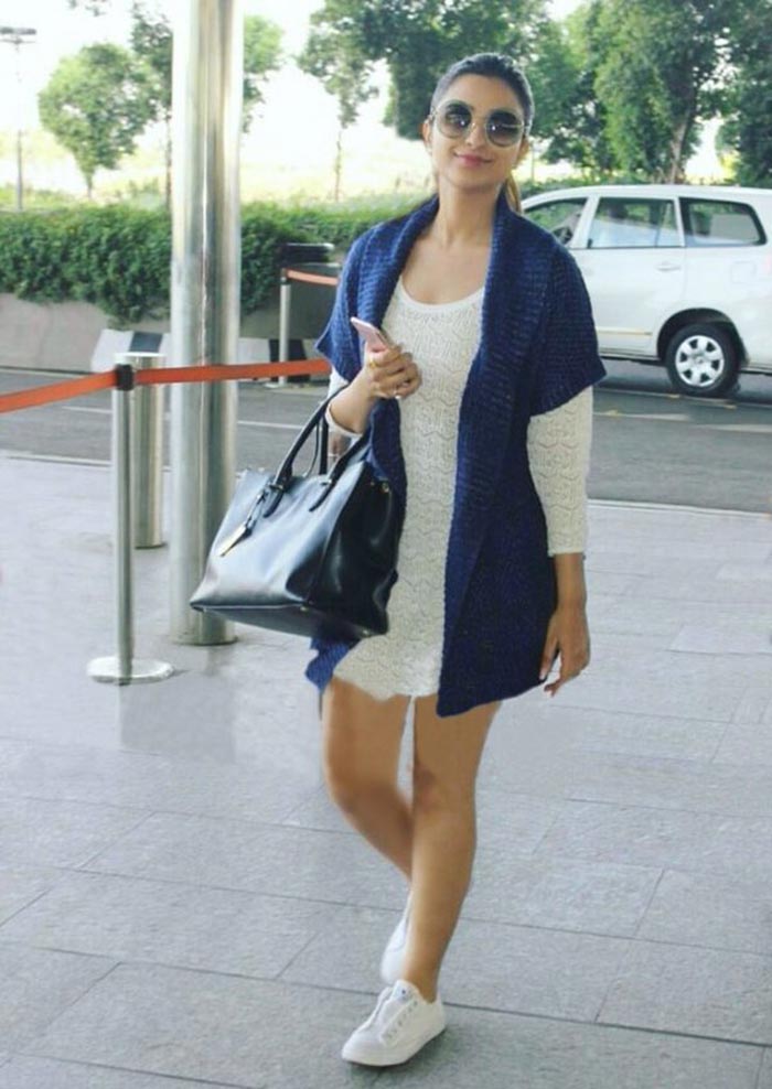 Actress Parineeti Chopra was fabulous in a white dress worn with a sleeveless blue jacket.<br><br>

This image was posted on Twitter by <a href="https://twitter.com/yrf" target="_blank" rel="nofollow" >@yrf</a>
