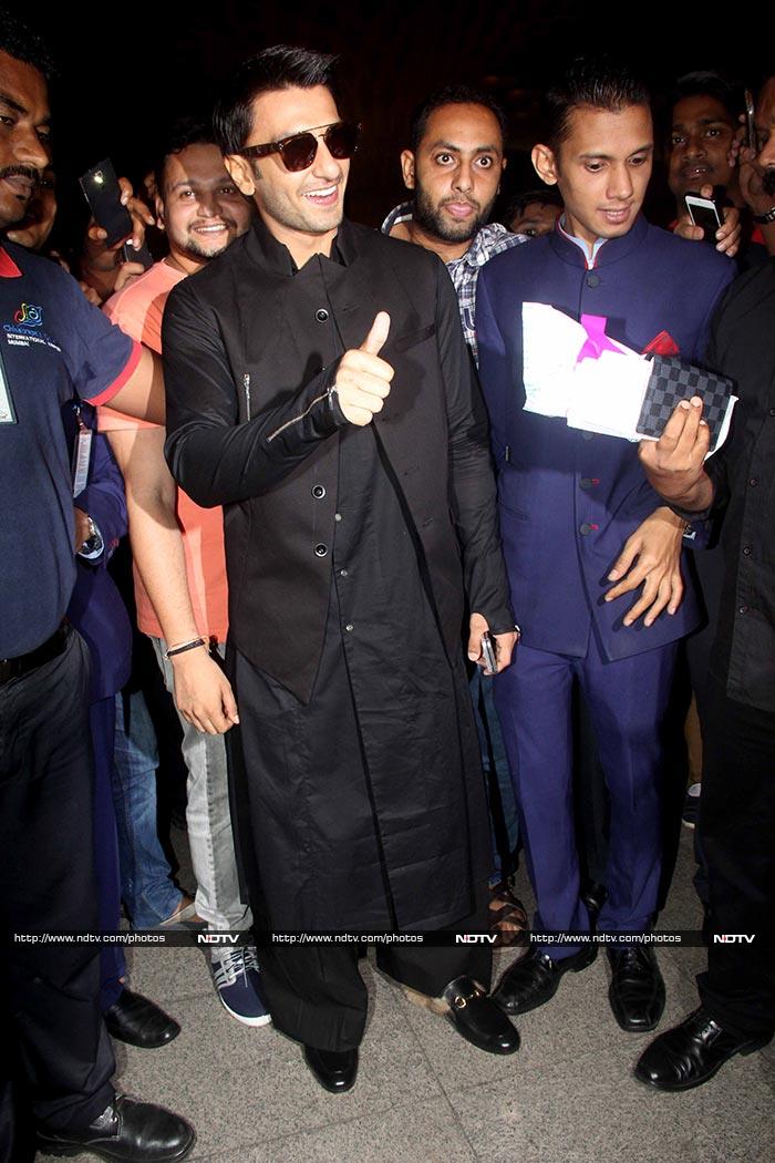 Ranveer too, gave a thumbs-up to his fans.