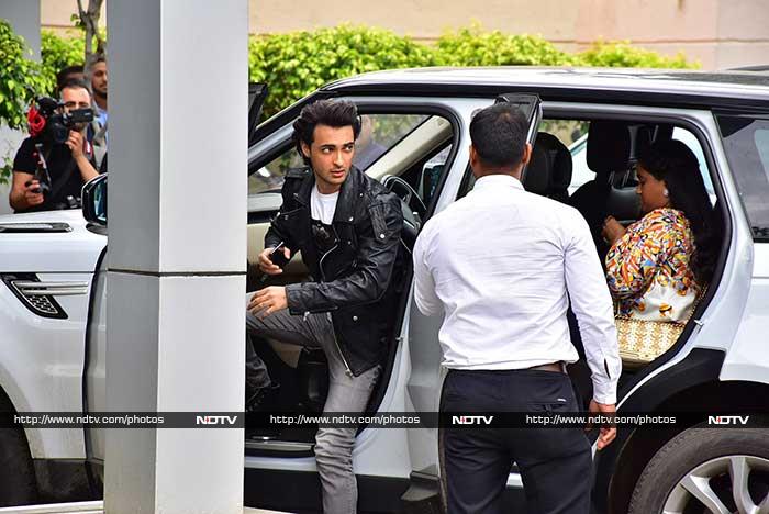 A Busy Day At The Airport With Priyanka, Shah Rukh And Salman