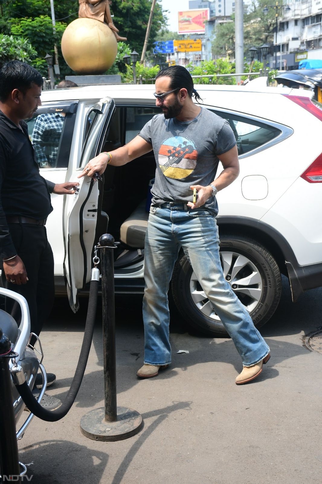 Saif Ali Khan looked dapper as he posed for the paparazzi. (Image Courtesy: Varinder Chawla)