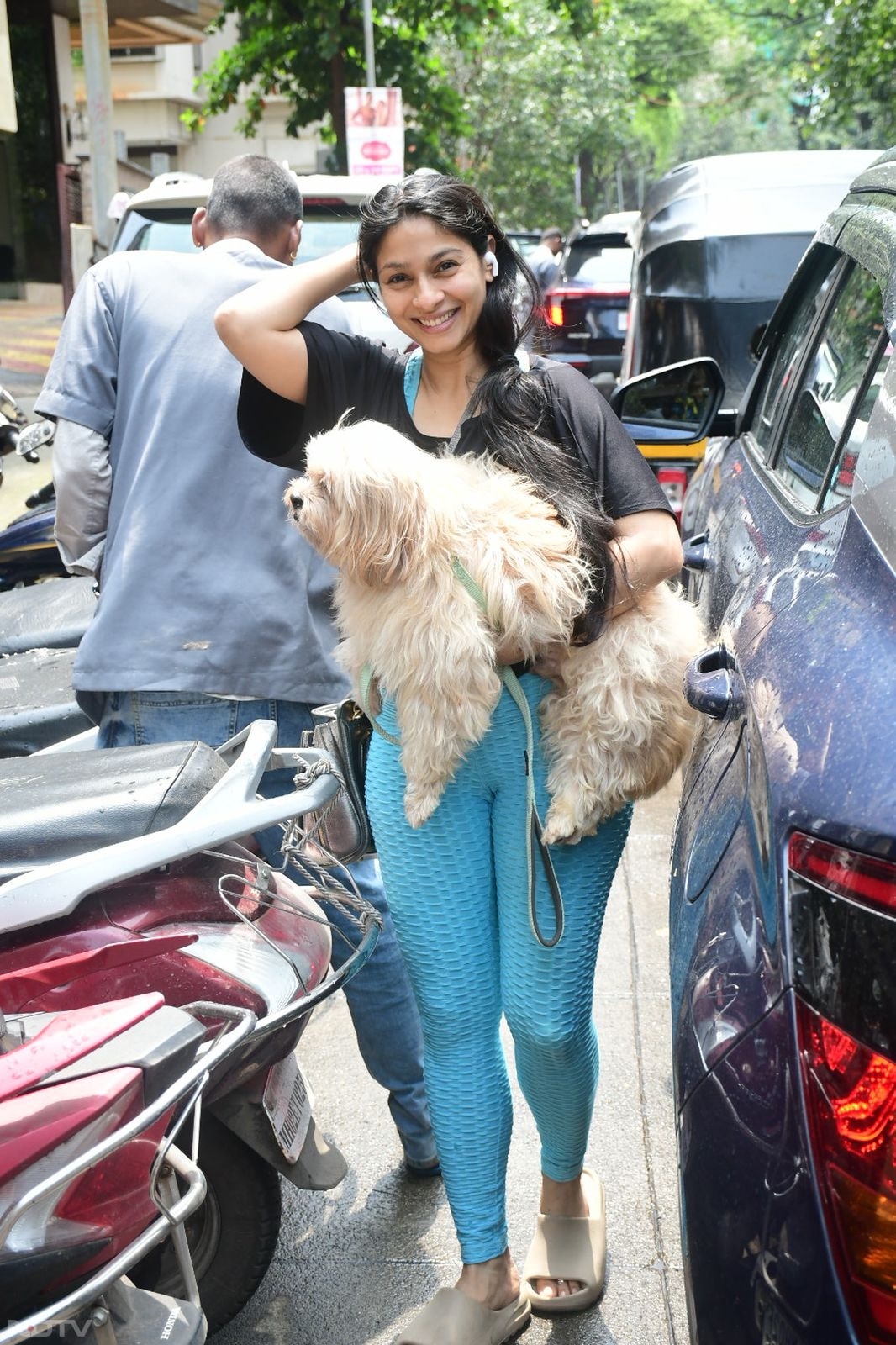 Tanishaa Mukerji was spotted outside a pet clinic in Khar. (Image Courtesy: Varinder Chawla)