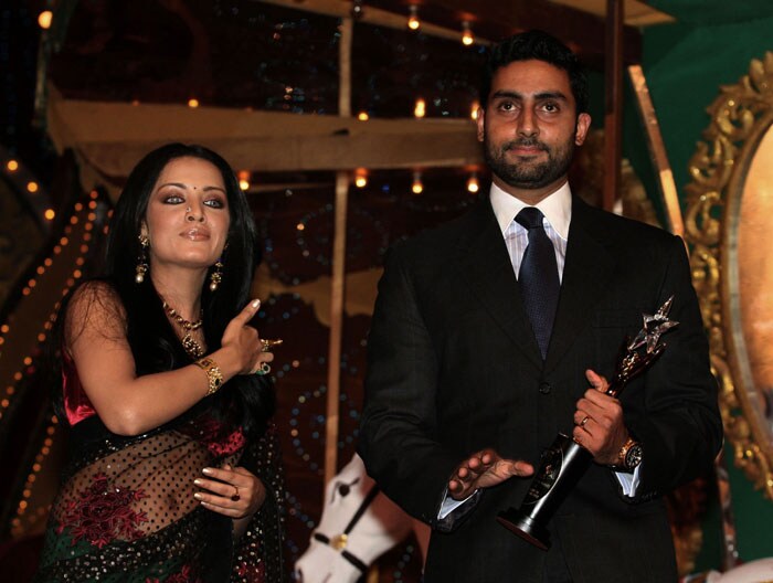 Celina Jaitley handed over the Best Supporting Actor award to Abhishek Bachchan for <i>Paa</i>. (Photo: AFP)