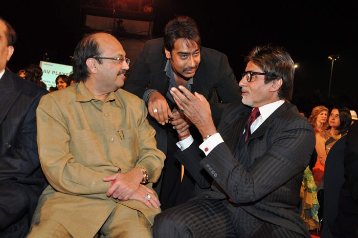 Bollywood superstar Amitabh Bachchan in talks with friend Amar Singh and Ajay Devgn. (Photo: IANS)