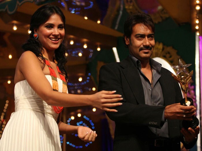 Best Actor in a Comedy Role went to Ajay Devgn for <i>All The Best</i>. Lara Dutta handed over the award to Ajay. (Photo: AFP)