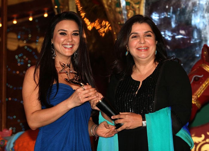 Preity Zinta receives the Best Actress award for <i>Videsh</i> from Farah Khan. (Photo: AFP)