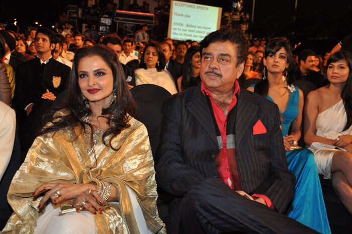 Graceful beauty Rekha with actor Shatrughan Sinha at the awards ceremony. (Photo: IANS)