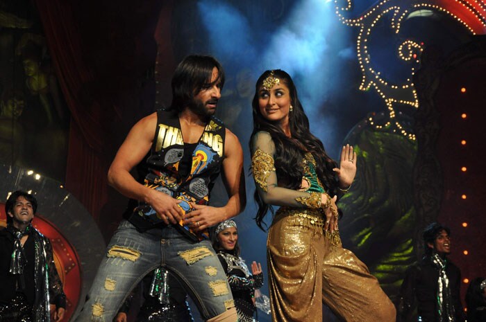 Kareena Kapoor performed with her beau Saif Ali Khan at the awards ceremony. (Photo: IANS)