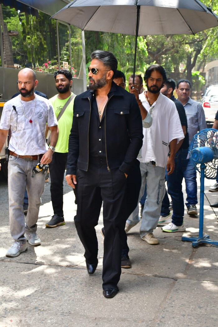 Suniel Shetty was rocking in his dapper look. (Image courtesy-Varinder Chawla)