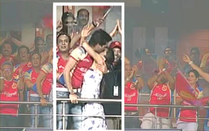 Deepika, Siddharth\'s stadium kiss!