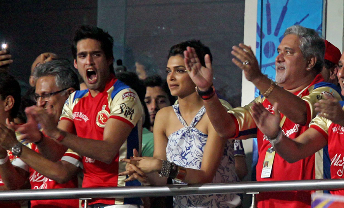 Deepika spotted with Sidhartha at IPL 4