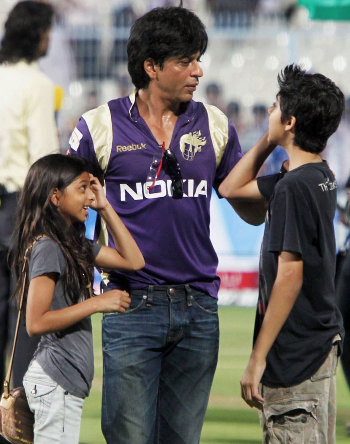 SRK plays with son Aryan