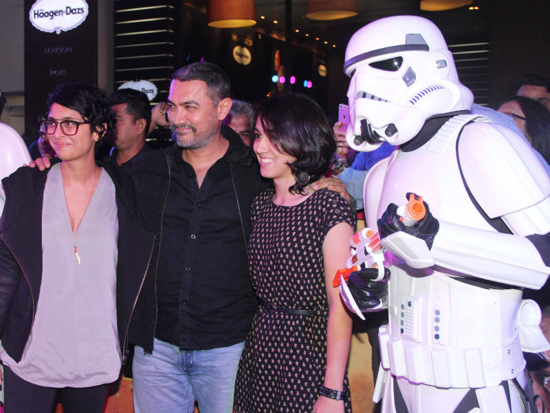 Photo : Bollywood's Force Awakens, Aamir Watches Star Wars