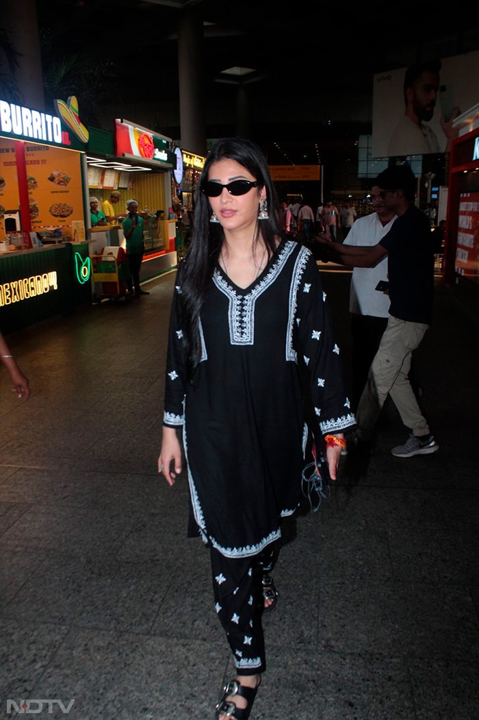 Style And The City: Shruti Haasan\'s Airport Look