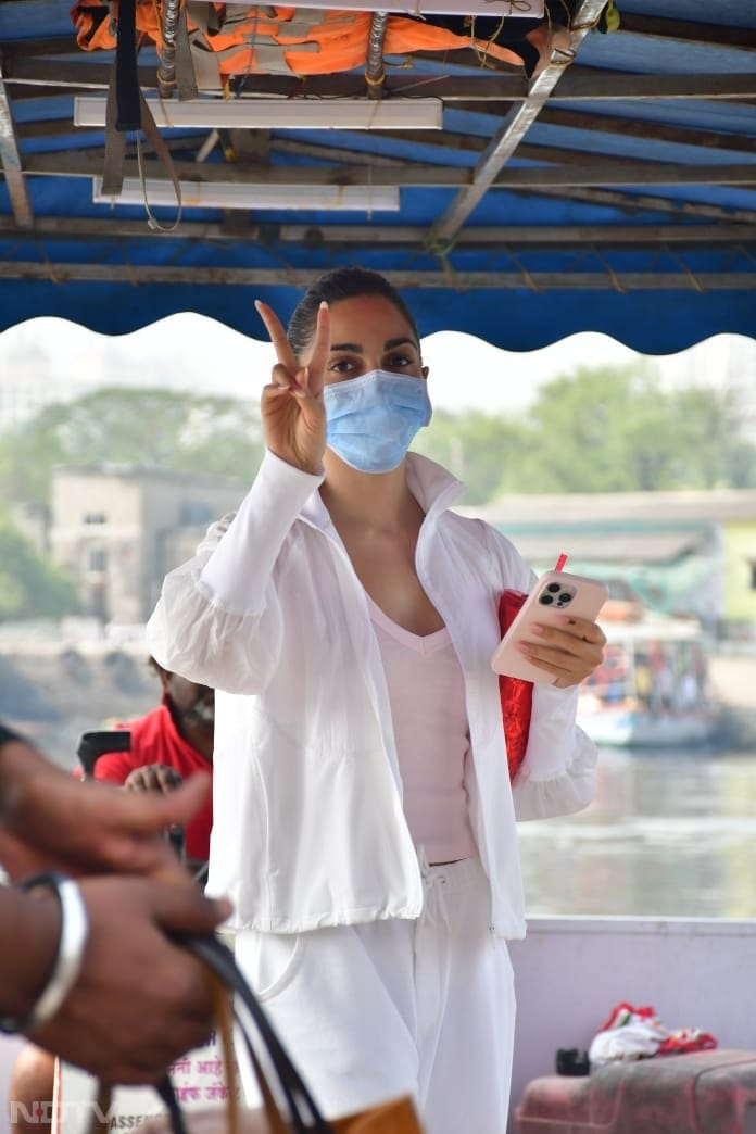 Kiara Advani hid her face with a mask (Image Courtesy: Varinder Chawla)