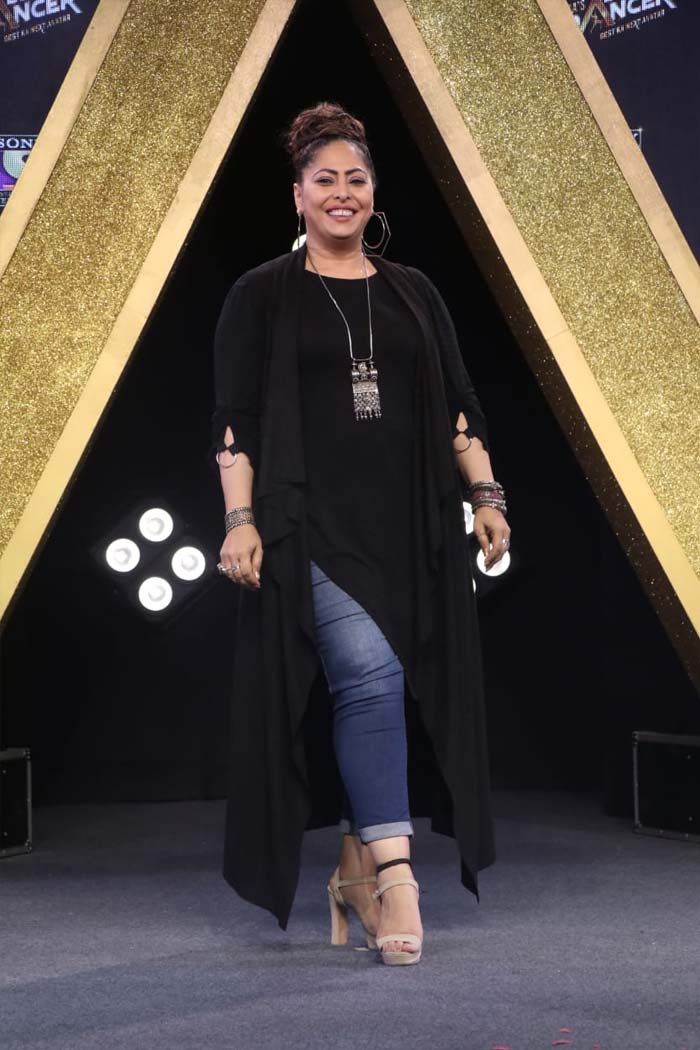 Geeta Kapur happily posed for the cameras on the sets of <i>India's Best Dancer</i>.