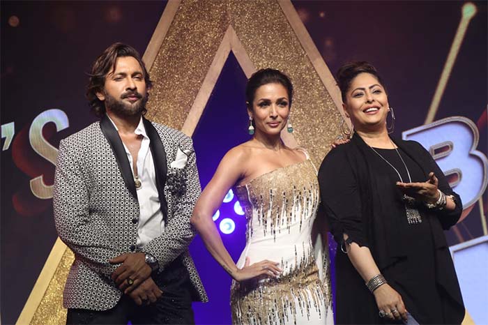 Malaika, Geeta Kapur and Terence happily posed for the cameras.