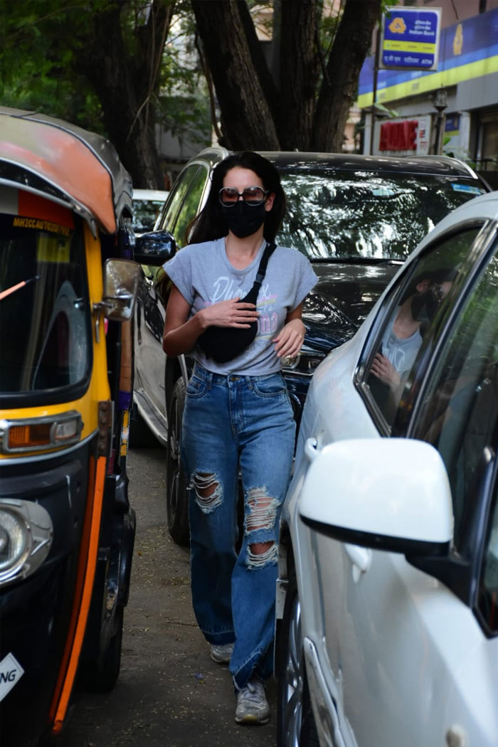 Style Check: Mira Rajput And Isabelle Kaif Keep It Casual