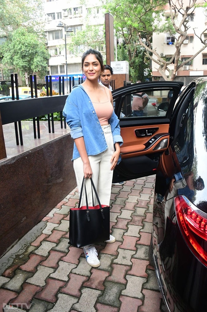 Mrunal Thakur posed adorably for the paparazzi. (Image courtesy: Varinder Chawla)